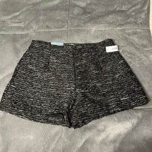Old Navy lined shorts size 4 NWT. With side‎ zipper. Lined.